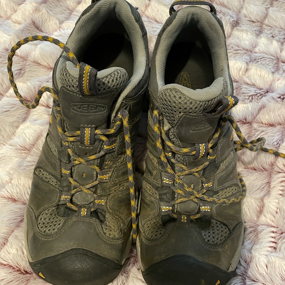 Keen men’s hiking sneakers 9.5 fair condition